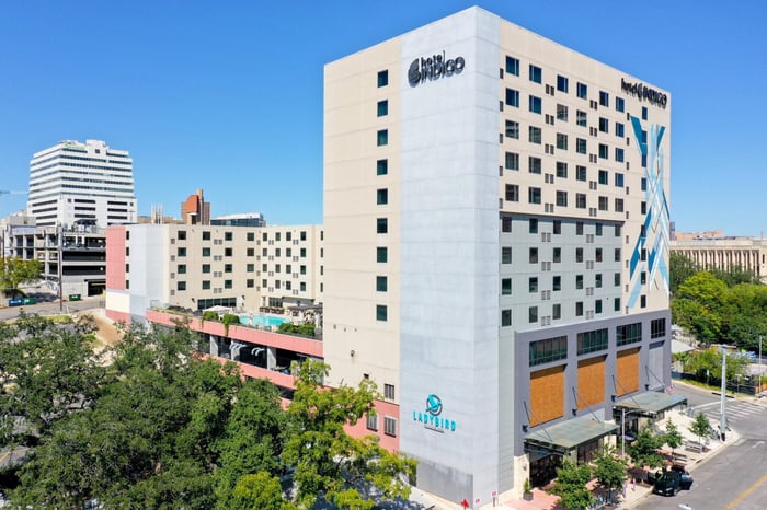 Hotel Indigo Austin Downtown — image 4