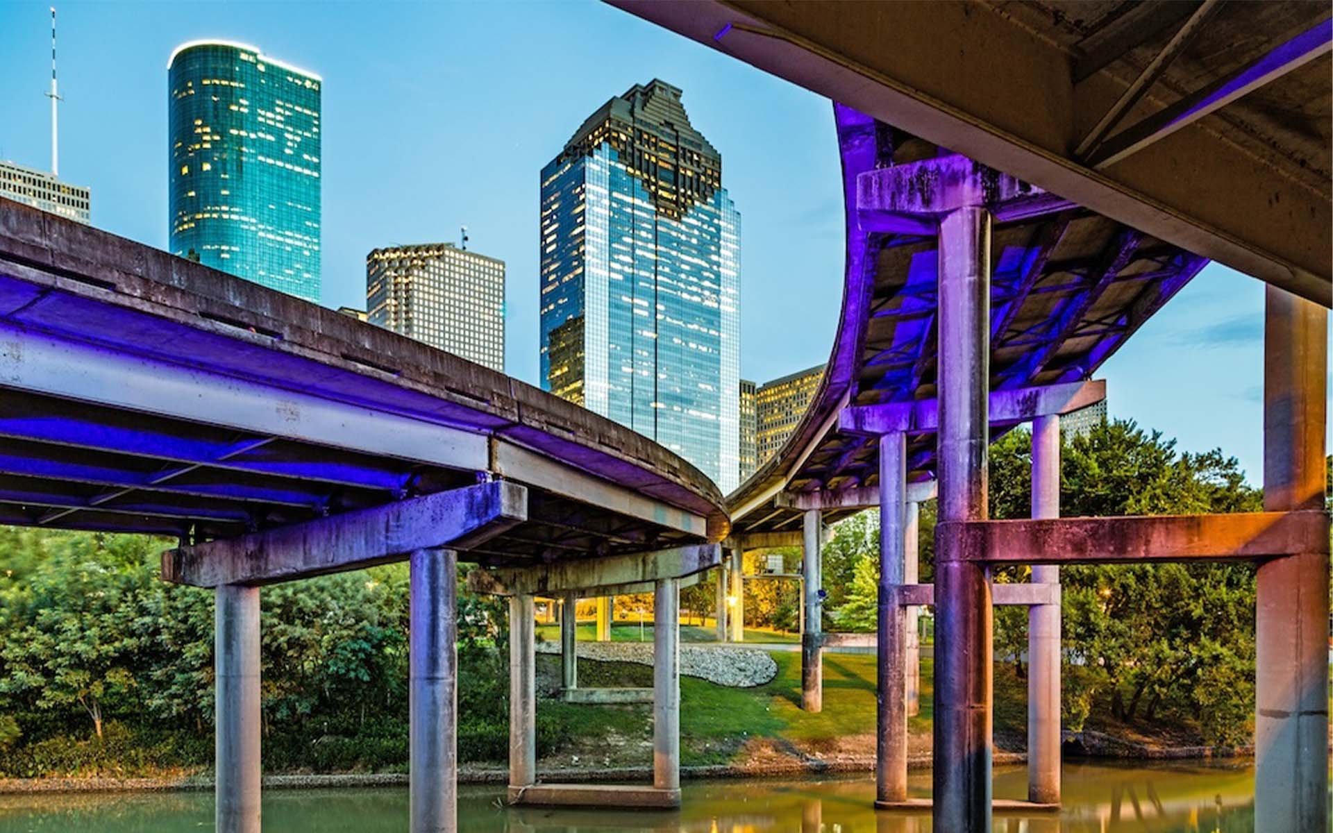 tall-overpasses-leading-to-cityscape